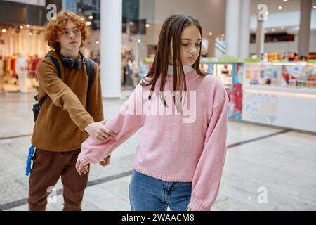 Coppia adolescente che ha litigato durante la data nel centro commerciale Foto Stock