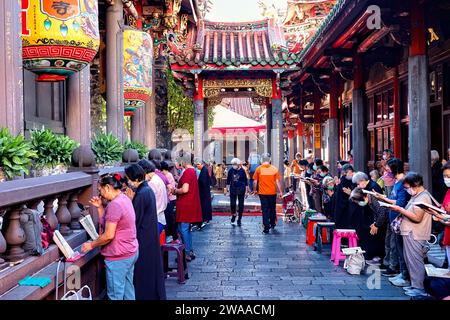 Adoratori al Tempio di Bangka Lungshan (Longshan), Taipei, Taiwan Foto Stock