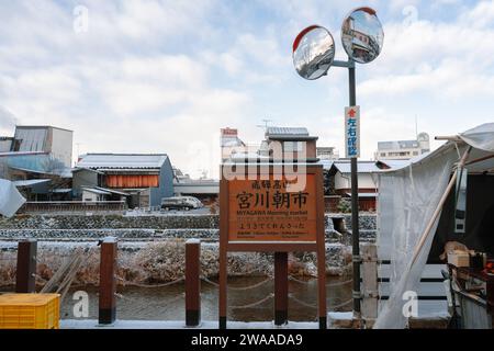 Takayama, Gifu, Giappone - 18 dicembre 2023: Mercato mattutino di Miyagawa con neve invernale Foto Stock