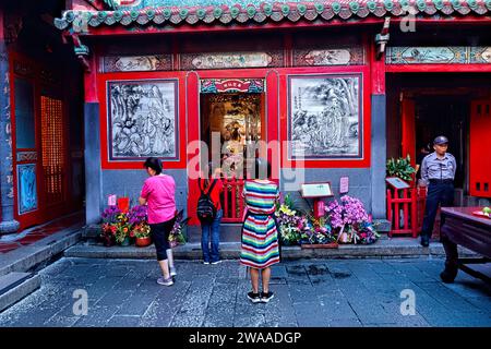 Adoratori al Tempio di Bangka Lungshan (Longshan), Taipei, Taiwan Foto Stock