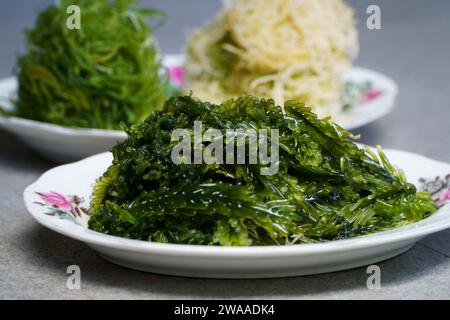 Una foto ravvicinata dell'alga fresca su un piatto. A Bali, si chiama bulung Foto Stock