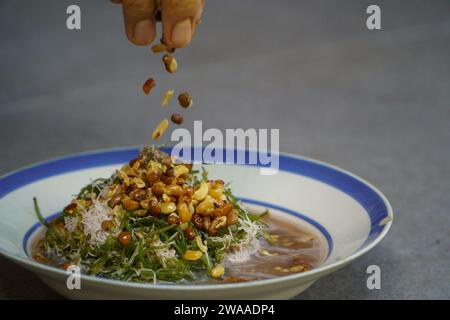 Una foto ravvicinata dell'alga fresca su un piatto. A Bali, si chiama bulung Foto Stock