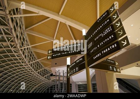 SINGAPORE - 5 NOVEMBRE 2023: Segnali direzionali visti all'interno dei negozi di Marina Bay Sands. Foto Stock