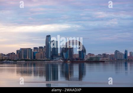 Baku. Azerbaigian. 05.06.2021. Riflesso degli edifici cittadini nell'acqua. Foto Stock