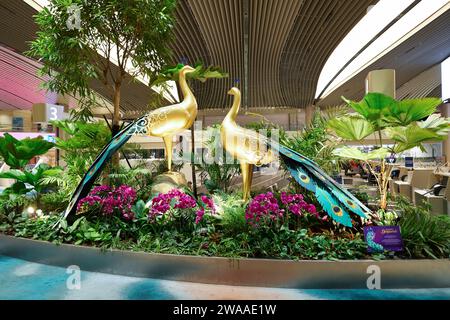 SINGAPORE - 6 NOVEMBRE 2023: Decorazioni in pavone a tema Deepavali all'Aeroporto Changi di Singapore. Foto Stock