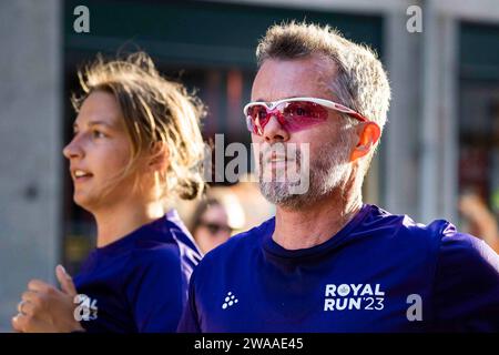 FILE - il principe ereditario Frederik corre per 10 km durante la Royal Run di Copenaghen e Frederiksberg, Danimarca, lunedì 29 maggio 2023. La regina danese Margrethe ha annunciato nel suo discorso di Capodanno che abdicherà il 14 gennaio 2024. Il principe ereditario Frederik prenderà il suo posto e diventerà re Frederik il decimo di Danimarca. Foto Stock