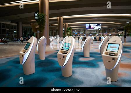 SINGAPORE - 6 NOVEMBRE 2023: Chioschi per il check-in self-service al Terminal 2 dell'Aeroporto Changi di Singapore. Foto Stock