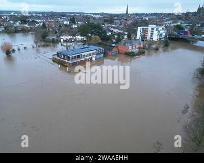 Hereford, Herefordshire, Regno Unito – mercoledì 3 gennaio 2024 – tempo britannico – Vista aerea con drone delle inondazioni nella città di Hereford dal fiume Wye – il livello del fiume che attraversa Hereford era di 5,03 m alle 9:15 di questa mattina e ancora in aumento, con conseguente inondazione nell'area dei Greyfriars di la città – un allarme di alluvione dell'Agenzia ambientale suggerisce che potrebbe raggiungere un picco di 5,20 m in quest'ultimo giorno. Foto Steven May / Alamy Live News Foto Stock