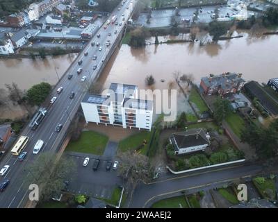 Hereford, Herefordshire, Regno Unito – mercoledì 3 gennaio 2024 – tempo britannico – Vista aerea con drone delle inondazioni nella città di Hereford dal fiume Wye – il livello del fiume che attraversa Hereford era di 5,03 m alle 9:15 di questa mattina e ancora in aumento, con conseguente inondazione nell'area dei Greyfriars di la città – un allarme di alluvione dell'Agenzia ambientale suggerisce che potrebbe raggiungere un picco di 5,20 m in quest'ultimo giorno. Foto Steven May / Alamy Live News Foto Stock