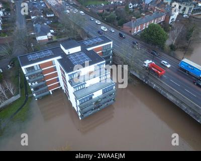 Hereford, Herefordshire, Regno Unito – mercoledì 3 gennaio 2024 – tempo britannico – Vista aerea con drone delle inondazioni nella città di Hereford dal fiume Wye – il livello del fiume che attraversa Hereford era di 5,03 m alle 9:15 di questa mattina e ancora in aumento, con conseguente inondazione nell'area dei Greyfriars di la città – un allarme di alluvione dell'Agenzia ambientale suggerisce che potrebbe raggiungere un picco di 5,20 m in quest'ultimo giorno. Foto Steven May / Alamy Live News Foto Stock