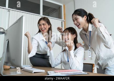 Allegro gruppo di uomini d'affari multirazziali motivati e di successo che lavorano insieme su un progetto in un ufficio moderno Foto Stock