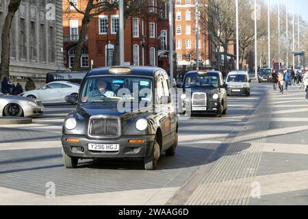 Londra, Inghilterra, Regno Unito - 13 febbraio 2017: Taxi nero, tradizionale e iconico taxi londinese in strada Foto Stock