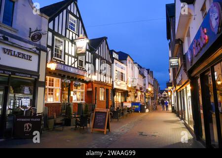 Salisbury, Inghilterra, Regno Unito - 12 marzo 2017: Storiche case in legno sulla strada di Salisbury dopo il tramonto con pub tradizionali Foto Stock