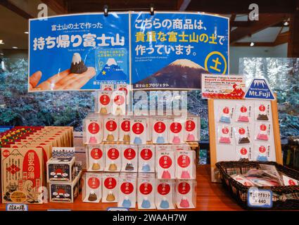 MERCHANDISING DEI PRODOTTI MOUNT FUJI IN GIAPPONE Foto Stock