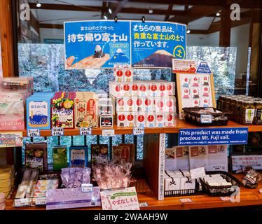 MERCHANDISING DEI PRODOTTI MOUNT FUJI IN GIAPPONE Foto Stock