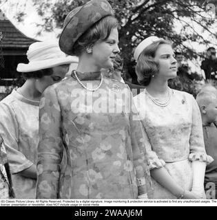 Regina Margrethe II di Danimarca. Nella foto con le sue sorelle Anne-Marie e Benedikte durante il matrimonio della principessa svedese Margaretha 1964 Foto Stock