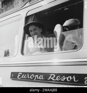 Vacanze negli anni '1940 Un autobus della compagnia Europa resor è pronto per la partenza. Il viaggio va in Europa e una donna ha abbassato la finestra e guarda fuori. Ci vogliono quattro giorni per Parigi dalla Svezia e le escursioni sono organizzate lungo il tragitto. Il noleggio degli autobus era popolare e conveniente e dopo la seconda guerra mondiale c'erano molte compagnie che trasportavano i viaggiatori in Europa. 1948. Rif. Conard 665 Foto Stock