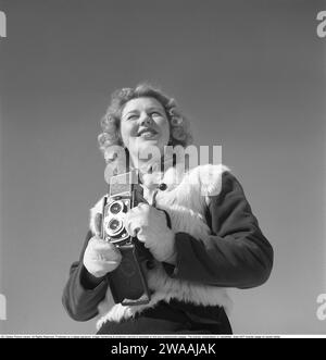 L'inverno negli anni '1940 Una giovane donna fotografa in un giorno d'inverno. La fotocamera è una Rolleiflex della società tedesca Rollei per pellicole da 60 mm. 1944. Foto Kristoffersson Rif. F104-5 Foto Stock
