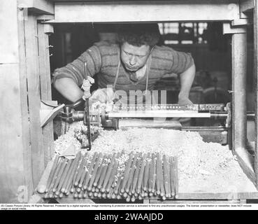 Un evento nel 1933. Un turner al suo tornio che finisce nuovi bacchette per la British Army Band. Le bacchette sono realizzate in Hickory, un tipo di legno con le giuste proprietà per lo scopo. Questa è la prima volta dal 1859 che le bacchette di questo tipo di legno sono state utilizzate nell'esercito britannico. 21 febbraio 1933 Foto Stock