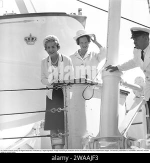 Regina Ingrid di Danimarca, 1910-2000, con l'allora Principessa ereditaria Margrethe. La foto scattata nel 1964 in Svezia in occasione del matrimonio della principessa svedese Margaretha a Öland. Si trovano sulla nave reale Dannebrogen. Foto Stock