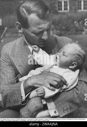 Regina Margrethe II di Danimarca. Raffigurato tra le braccia di suo padre, re Federico IX agosto 1940. Foto Stock