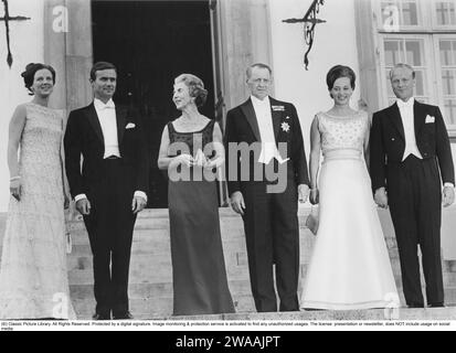 Margrethe II di Danimarca. Una foto scattata in relazione al matrimonio del 10 giugno 1967 tra la principessa ereditaria Margrethe e il principe Henrik. All'estrema sinistra, la principessa ereditaria Margrethe e Henrik. La regina Ingrid e suo marito il re Federico IX di Danimarca. La sorella di Margrethe, la principessa Bendikte e Riccardo di Sayn-Wittgenstein-Berleburg. In questo periodo Margrethe era incoronata ed erede al trono, divenne regina di Danimarca il 15 gennaio 1972. Foto Stock