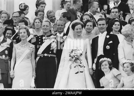 Margrethe II di Danimarca. Il matrimonio il 10 giugno 1967 tra l'allora principessa ereditaria Margrethe e il principe Henrik. All'estrema sinistra, re Gustavo vi Adolfo di Svezia con la sorella la regina Ingrid e suo marito il re Federico IX di Danimarca. Dietro la sposa e lo sposo si possono vedere la sorella di Margrethe, la principessa Bendikte e Riccardo di Sayn-Wittgenstein-Berleburg. In questo periodo Margrethe era incoronata ed erede al trono, divenne regina di Danimarca il 15 gennaio 1972. Foto Stock