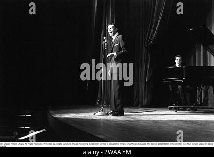 Frank Sinatra. Cantante e attore americano. Nato il 12 dicembre 1915, morto il 14 maggio 1998. Qui durante un tour in Svezia, giugno 1953, e si esibisce sul palco. Rif. Anders Svahn Foto Stock