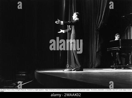 Frank Sinatra. Cantante e attore americano. Nato il 12 dicembre 1915, morto il 14 maggio 1998. Qui durante un tour in Svezia, giugno 1953, e si esibisce sul palco. Rif. Anders Svahn Foto Stock
