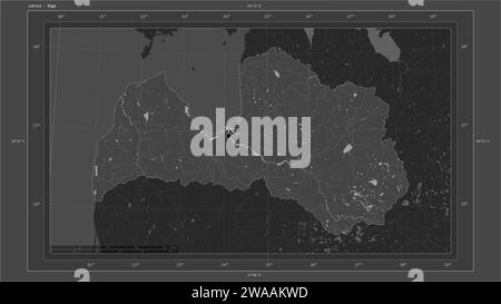 Lettonia evidenziata su una mappa di elevazione a Bilevel con mappa di laghi e fiumi con la capitale del paese, griglia cartografica, scala di distanza e mappa bo Foto Stock