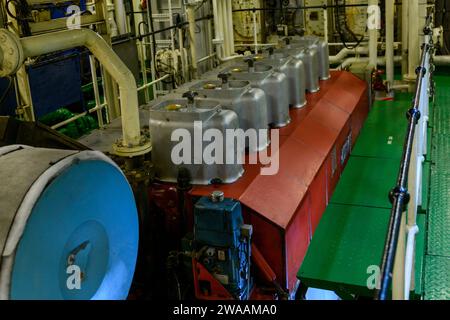 Motore principale, sala macchine interna sulla grande nave, motore marino sulla nave. Foto Stock