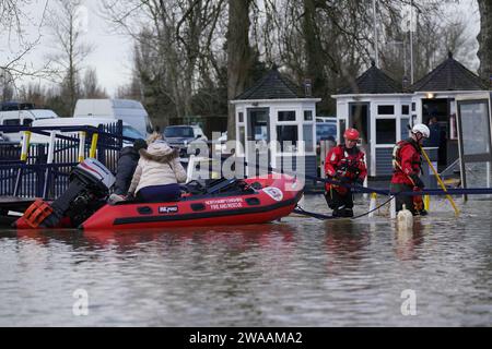 Northamptonshire i vigili del fuoco e i servizi di soccorso salvano le persone dalle case galleggianti del Billing Aquadrome a Northampton dopo che il percorso di atterraggio è stato bloccato a causa dell'innalzamento dell'acqua causato da Storm Henk. Un grave allarme per le inondazioni, che significava pericolo per la vita, era in atto per il fiume Nene a Northampton, che metteva in guardia dall'acqua profonda e fluente nel parco vacanze Billing Aquadrome e nei vicini parchi commerciali. Data foto: Mercoledì 3 gennaio 2024. Foto Stock