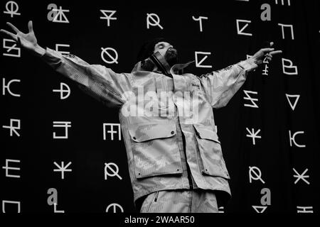 Serge Pizzorno dei Kasabian si esibisce all'Hampden Park di Glasgow, supportando Liam Gallagher nel 2022. Guarda il pubblico con le braccia aperte. Foto Stock