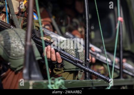 Dhaka, Bangladesh. 3 gennaio 2024. I camion dell'esercito pattugliano le strade della capitale, dopo essere stati dispiegati in tutto il paese, per aiutare l'amministrazione civile durante le elezioni generali. Le forze armate sono state dispiegate in tutto il paese mercoledì mattina, in vista delle 12 elezioni parlamentari nazionali del 7 gennaio. Credito: SOPA Images Limited/Alamy Live News Foto Stock