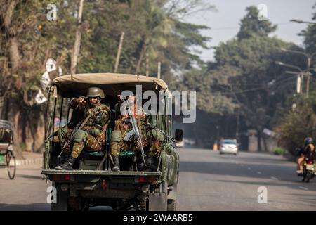 Dhaka, Bangladesh. 3 gennaio 2024. I camion dell'esercito pattugliano le strade della capitale, dopo essere stati dispiegati in tutto il paese, per aiutare l'amministrazione civile durante le elezioni generali. Le forze armate sono state dispiegate in tutto il paese mercoledì mattina, in vista delle 12 elezioni parlamentari nazionali del 7 gennaio. Credito: SOPA Images Limited/Alamy Live News Foto Stock