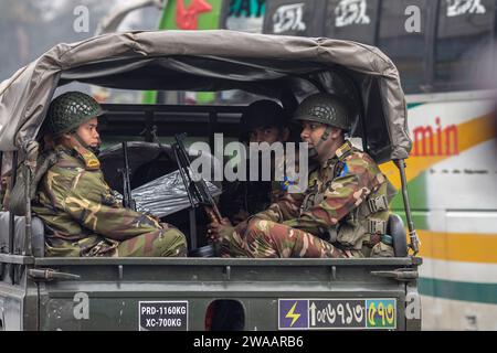 Dhaka, Bangladesh. 3 gennaio 2024. I camion dell'esercito pattugliano le strade della capitale, dopo essere stati dispiegati in tutto il paese, per aiutare l'amministrazione civile durante le elezioni generali. Le forze armate sono state dispiegate in tutto il paese mercoledì mattina, in vista delle 12 elezioni parlamentari nazionali del 7 gennaio. Credito: SOPA Images Limited/Alamy Live News Foto Stock