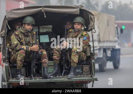 Dhaka, Bangladesh. 3 gennaio 2024. I camion dell'esercito pattugliano le strade della capitale, dopo essere stati dispiegati in tutto il paese, per aiutare l'amministrazione civile durante le elezioni generali. Le forze armate sono state dispiegate in tutto il paese mercoledì mattina, in vista delle 12 elezioni parlamentari nazionali del 7 gennaio. Credito: SOPA Images Limited/Alamy Live News Foto Stock