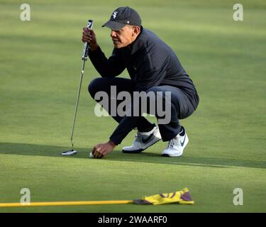 Immagine ©concessa in licenza a Parsons Media. 23/04/2016. Londra, Regno Unito. David Cameron e il presidente Obama giocano a golf. . I presidenti convocarono dopo aver giocato a golf David Cameron e il presidente Obama giocando a golf. Il primo ministro britannico David Cameron gioca a golf contro il presidente degli Stati Uniti, il presidente Obama a golf al Grove Golf Club. Foto di Andrew Parsons / Parsons Media Foto Stock