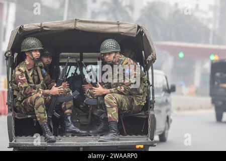 Dhaka, Bangladesh. 3 gennaio 2024. I camion dell'esercito pattugliano le strade della capitale, dopo essere stati dispiegati in tutto il paese, per aiutare l'amministrazione civile durante le elezioni generali. Le forze armate sono state dispiegate in tutto il paese mercoledì mattina, in vista delle 12 elezioni parlamentari nazionali del 7 gennaio. (Foto di Sazzad Hossain/SOPA Images/Sipa USA) credito: SIPA USA/Alamy Live News Foto Stock