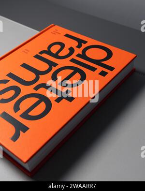 LONDRA - 27 DICEMBRE 2023: Dieter Rams product design book con copertina arancione brillante Foto Stock