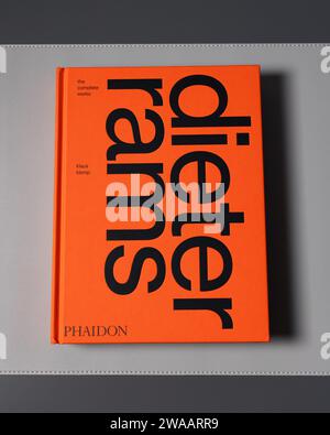 LONDRA - 27 DICEMBRE 2023: Dieter Rams product design book con copertina arancione brillante Foto Stock