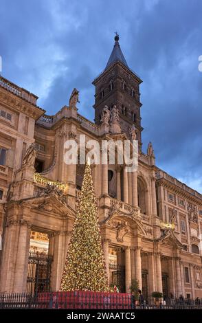 Albero di Natale, di notte, all'esterno della facciata ovest della basilica papale di Santa Maria maggiore dedicata alla vergine Maria la mosè Foto Stock