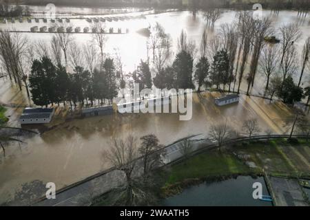 Case per vacanze al Billing Aquadrome di Northampton circondate dall'acqua a causa dell'aumento dell'acqua causato da Storm Henk. Un grave allarme per le inondazioni, che significava pericolo per la vita, era in atto per il fiume Nene a Northampton, che metteva in guardia dall'acqua profonda e fluente nel parco vacanze Billing Aquadrome e nei vicini parchi commerciali. Data foto: Mercoledì 3 gennaio 2024. Foto Stock