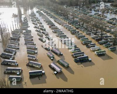 Case per vacanze al Billing Aquadrome di Northampton circondate dall'acqua a causa dell'aumento dell'acqua causato da Storm Henk. Un grave allarme per le inondazioni, che significava pericolo per la vita, era in atto per il fiume Nene a Northampton, che metteva in guardia dall'acqua profonda e fluente nel parco vacanze Billing Aquadrome e nei vicini parchi commerciali. Data foto: Mercoledì 3 gennaio 2024. Foto Stock