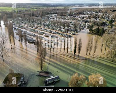 Case per vacanze al Billing Aquadrome di Northampton circondate dall'acqua a causa dell'aumento dell'acqua causato da Storm Henk. Un grave allarme per le inondazioni, che significava pericolo per la vita, era in atto per il fiume Nene a Northampton, che metteva in guardia dall'acqua profonda e fluente nel parco vacanze Billing Aquadrome e nei vicini parchi commerciali. Data foto: Mercoledì 3 gennaio 2024. Foto Stock