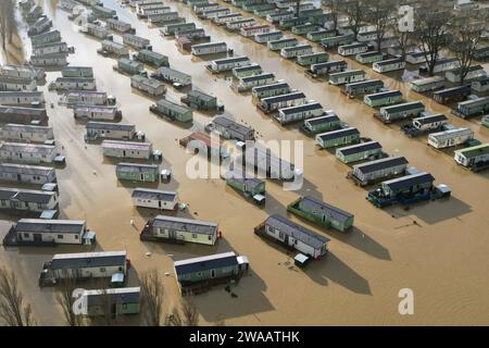 Case per vacanze al Billing Aquadrome di Northampton circondate dall'acqua a causa dell'aumento dell'acqua causato da Storm Henk. Un grave allarme per le inondazioni, che significava pericolo per la vita, era in atto per il fiume Nene a Northampton, che metteva in guardia dall'acqua profonda e fluente nel parco vacanze Billing Aquadrome e nei vicini parchi commerciali. Data foto: Mercoledì 3 gennaio 2024. Foto Stock