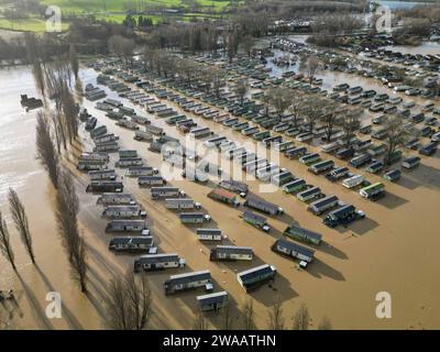 Case per vacanze al Billing Aquadrome di Northampton circondate dall'acqua a causa dell'aumento dell'acqua causato da Storm Henk. Un grave allarme per le inondazioni, che significava pericolo per la vita, era in atto per il fiume Nene a Northampton, che metteva in guardia dall'acqua profonda e fluente nel parco vacanze Billing Aquadrome e nei vicini parchi commerciali. Data foto: Mercoledì 3 gennaio 2024. Foto Stock