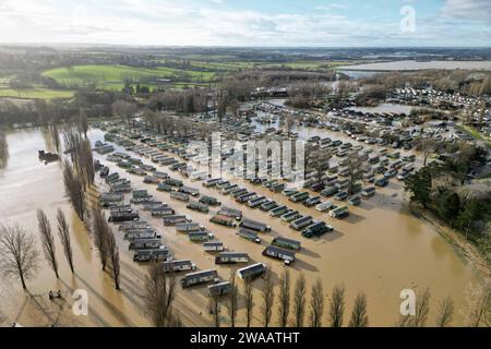 Case per vacanze al Billing Aquadrome di Northampton circondate dall'acqua a causa dell'aumento dell'acqua causato da Storm Henk. Un grave allarme per le inondazioni, che significava pericolo per la vita, era in atto per il fiume Nene a Northampton, che metteva in guardia dall'acqua profonda e fluente nel parco vacanze Billing Aquadrome e nei vicini parchi commerciali. Data foto: Mercoledì 3 gennaio 2024. Foto Stock