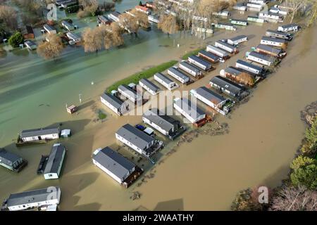 Case per vacanze al Billing Aquadrome di Northampton circondate dall'acqua a causa dell'aumento dell'acqua causato da Storm Henk. Un grave allarme per le inondazioni, che significava pericolo per la vita, era in atto per il fiume Nene a Northampton, che metteva in guardia dall'acqua profonda e fluente nel parco vacanze Billing Aquadrome e nei vicini parchi commerciali. Data foto: Mercoledì 3 gennaio 2024. Foto Stock