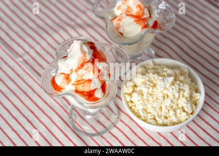 Gelato al formaggio casalingo fatto in casa in bicchieri Foto Stock